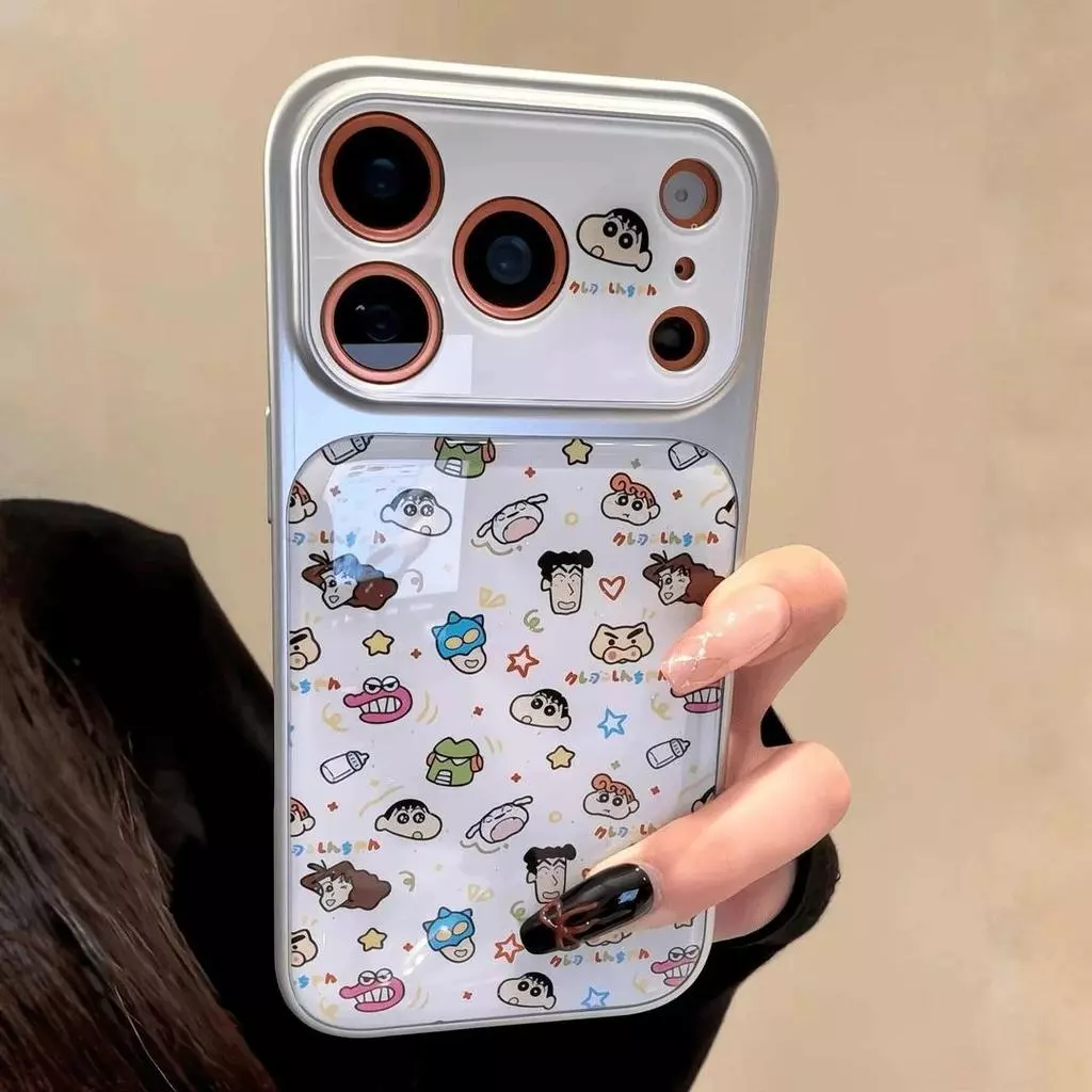 เคสโทรศัพท์ลายภาพครอบครัวชินจัง ใช้ได้กับ iPhone 13/11/12/17/14/15 Plus/16ProMax ผลิตจากอะคริลิกคุณภาพสูง กันกระแทกได้ดี