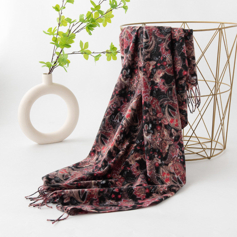 Skin Friendly ผ้าพันคอแคชเมียร์ผู้หญิงสีดําสีแดง Paisley พู่ Cozy All Day Wear