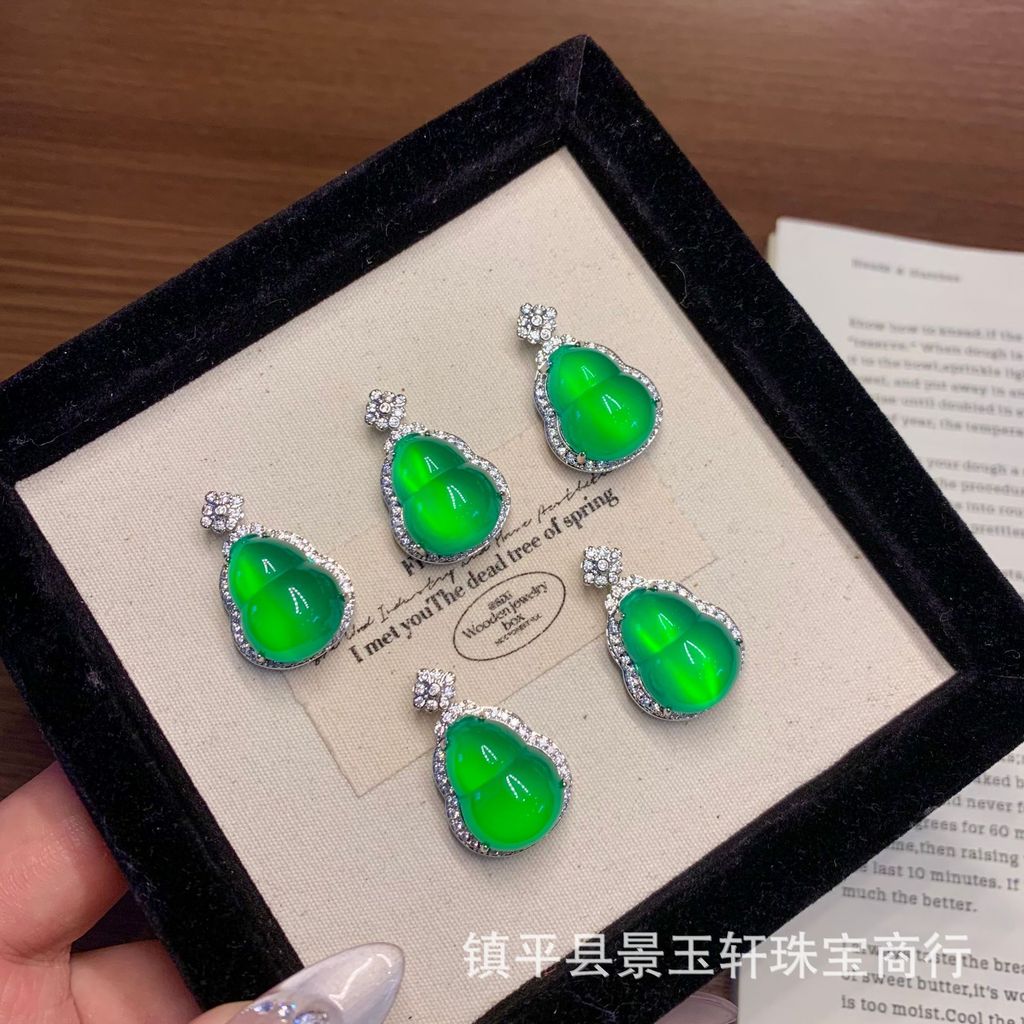 Live High Ice Chrysomeparee Gourd จี้เพชรเต็มฝังหยก Yang สีเขียวหยกสร้อยคอหยกชุด yy6.9
