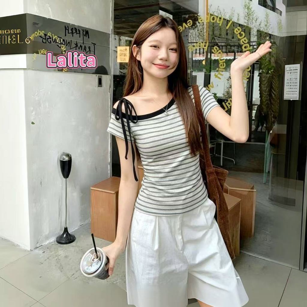 Lalita ส่งไวจากไทย เสื้อยืดผู้หญิง ปาดไหล่ ลายทางขาวดำ แขนสั้น หวานละมุน สไตล์เกาหลี