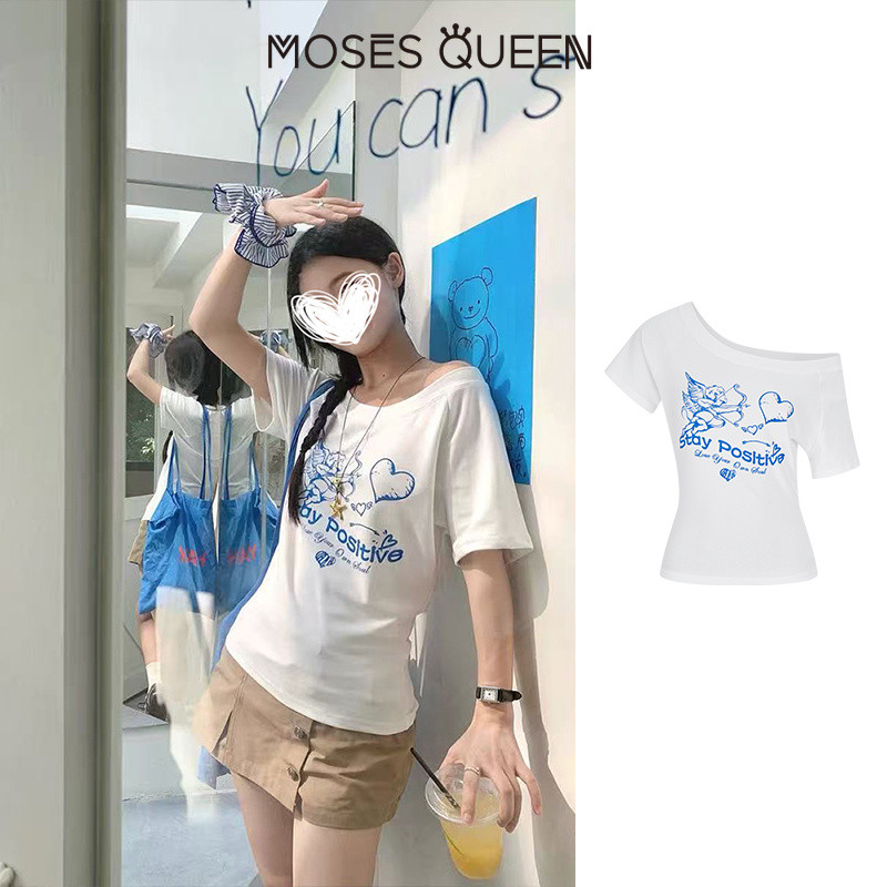 MOSESQUEEN มอสเซควีน เสื้อยืดแขนสั้นคอวีการ์ตูนสาวฮอตสไตล์อเมริกันสําหรับผู้หญิงฤดูร้อนพิมพ์ลายสีขาวทรงหลวมเสื้อท็อปอเนกประสงค์แล #63842