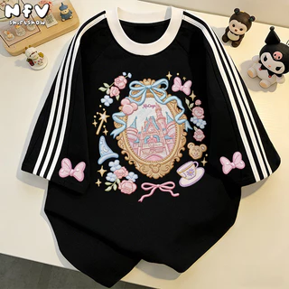 【จัดส่งตลอด 24 ชั่วโมง】NFV แฟชั่นเกาหลี🎀ระบายอากาศ เสื้อยืดแขนสั้นคอกลม อ่อนนุ่ม ลายพิมพ์โบว์ ทรงหลวม ใส่สบาย YG1243