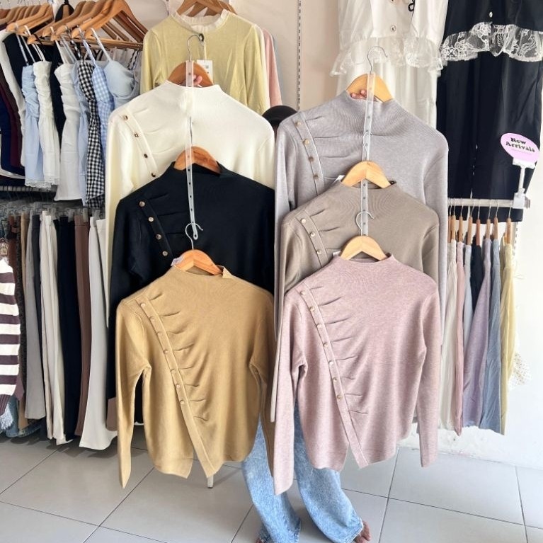 AT662 Queenstreet เสื้อคอเต่าถักปุ่มทองด้านข้าง | เสื้อถักผ้าขนสัตว์ผู้หญิงด้านบน | พรีเมี่ยมนําเข้า