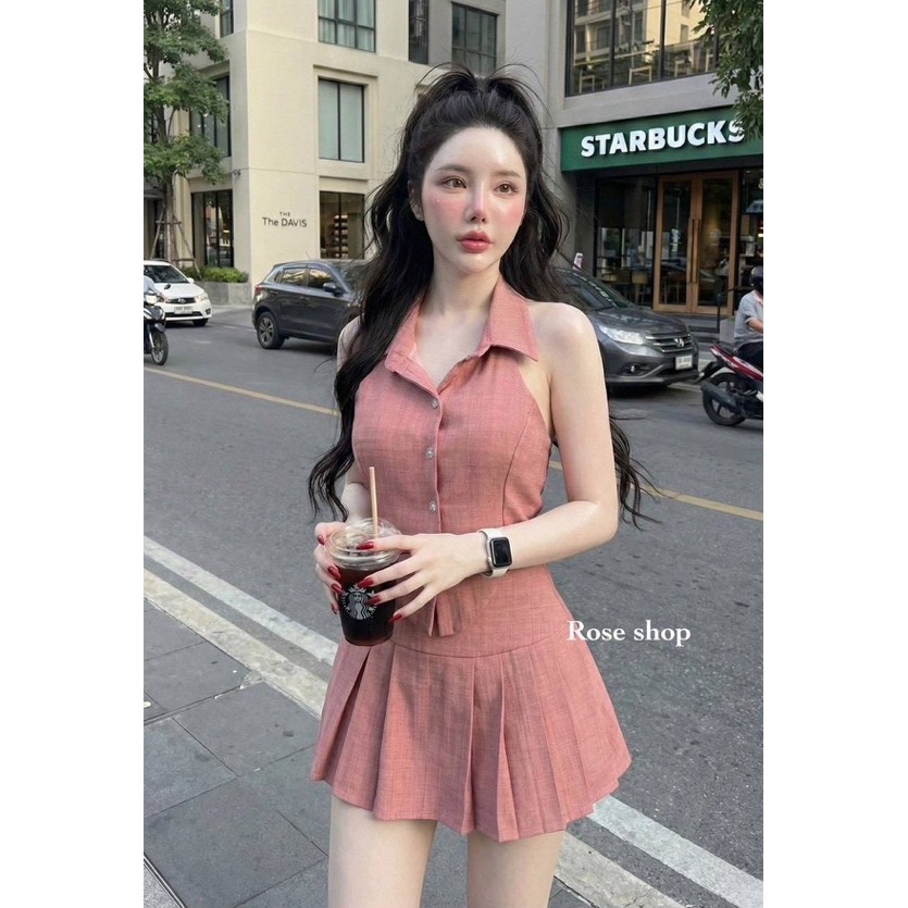 เซ็ต คอปกดีไซน์เว้าโชว์ไหล่ + กระโปรงพลีทเก็บทรงสวย มาพร้อมดีเทล กระดุมเพรชหน้า งานสม็อหลังกระชับหุ่น