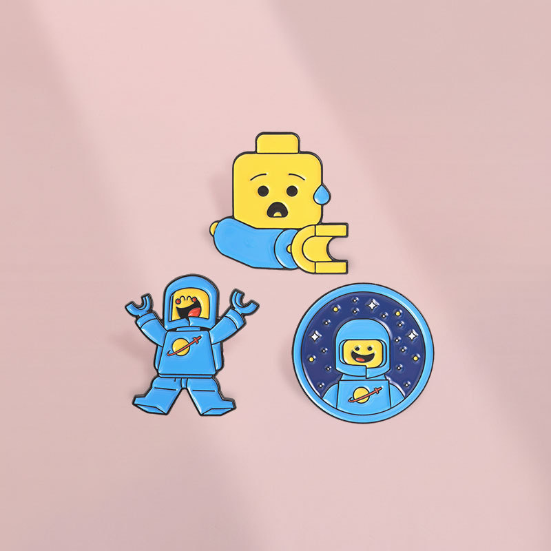 Lego Spaceman เข็มกลัดเคลือบชุดน่ารักการ์ตูนนักบินอวกาศ Lapel Pin สําหรับกระเป๋าเป้สะพายหลังเสื้อผ้าอุปกรณ์เสริมของขวัญสําหรับแฟนเด็กเพื่อน