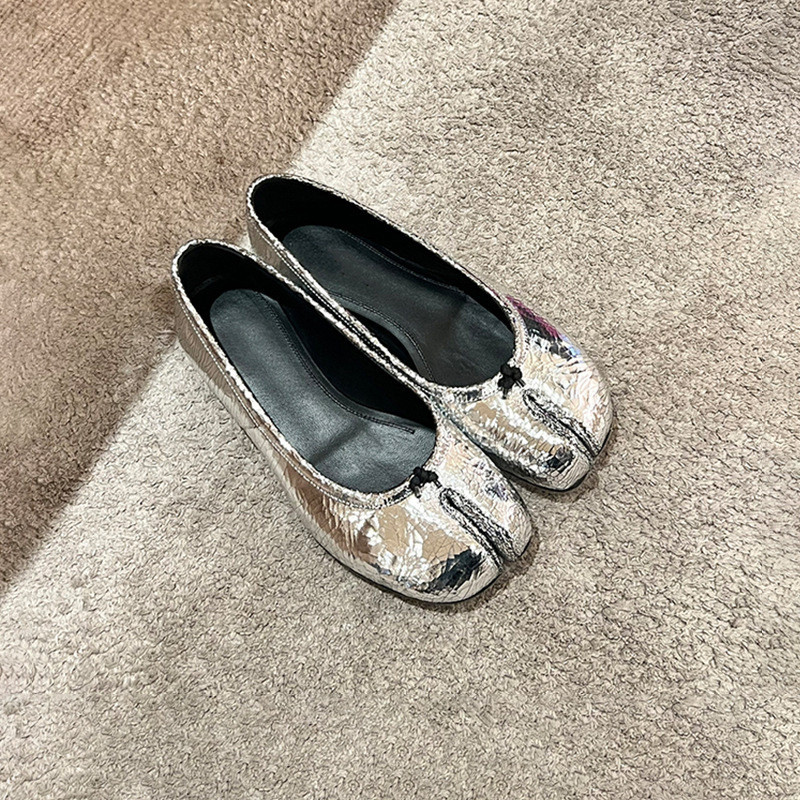 รุ่น ~ Soft-Soled Pig Hoof Split-Toed รองเท้าผู้หญิงของแท้หนังปากตื้นแบนผู้หญิงรองเท้าเดี่ยวเงิน Mary Jane รองเท้าหนังขนาดเล็ก