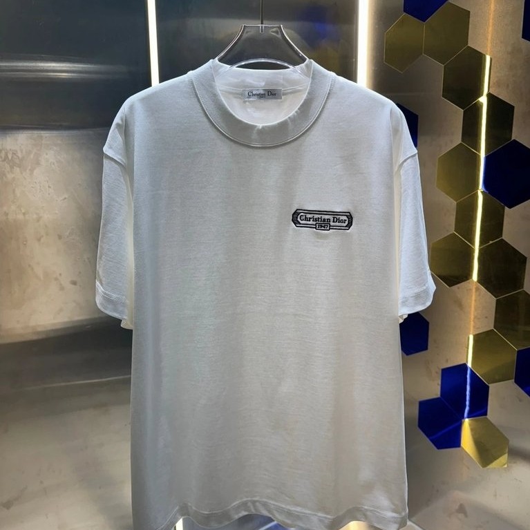 Dior Dior 1947 Logo เสื้อยืดแขนสั้นสีขาวด้อย