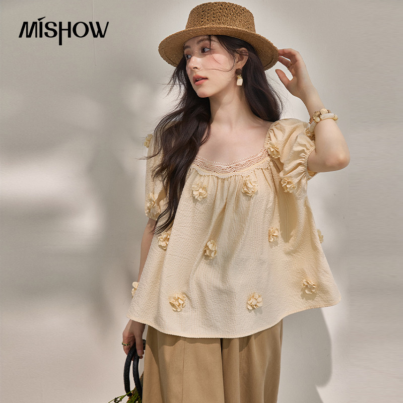 MISHOW แฟชั่นสีเหลือง 3D ดอกไม้พัฟแขนเสื้อ 2026 ฤดูร้อนสแควร์คอลูกไม้ฝรั่งเศสอ่อนโยนโรแมนติกเสื้อหญิ