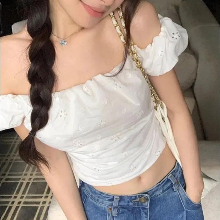 เสื้อเปิดไหล่ตัวนี้โดดเด่นด้วยดีไซน์เจาะช่องลายดอกไม้และทรงครอป ให้ความรู้สึกหรูหราและสง่างาม สินค้าใหม่ล่าสุด
