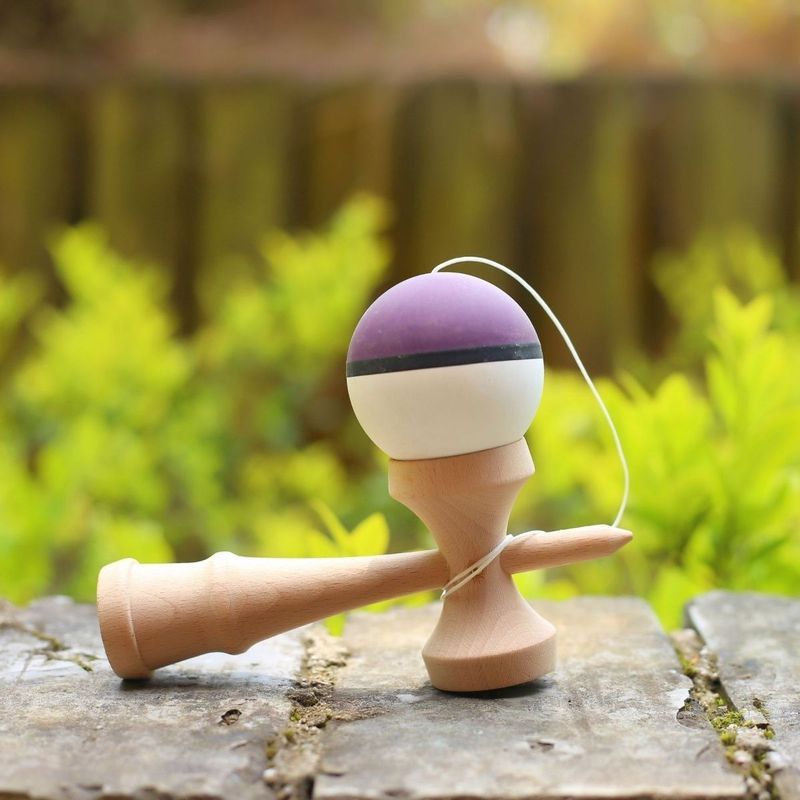 Kendama Professional Introductory Poké Ball Half Color Series กีฬาอินเทรนด์ของเล่นเด็ก Kendama เริ่ม