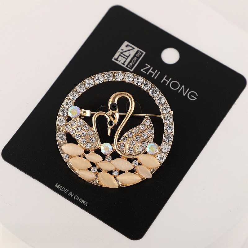 High-End Niche Light Luxury เข็มกลัดเพชร All-Match All-Match โลหะผสมคอ Pin สุภาพสตรี Anti-