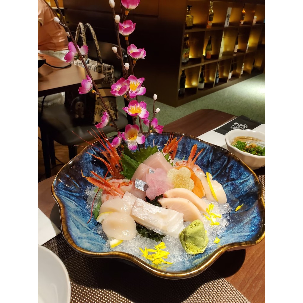 บนโต๊ะอาหารเซรามิกญี่ปุ่น Lotus Mouth Lace Sashimi Bowl หม้ออาหารทะเล Salmon Sashimi Ice Plate Buffe