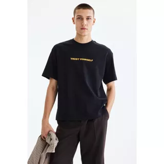 H&M(เอชแอนด์เอ็ม) เสื้อยืดพิมพ์ลายแบบหลวม ผู้ชาย 0967955_25