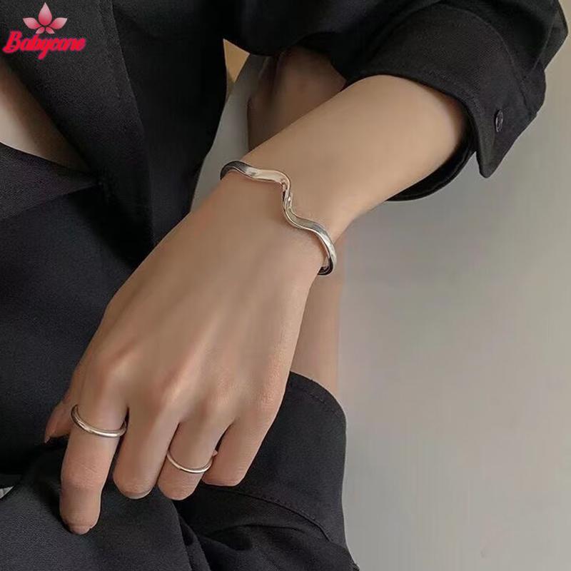 <BYCE-t> สร้อยข้อมือ Mobius สีเงินมันวาวไม่สม่ําเสมอสายรัดข้อมือสําหรับผู้หญิง
