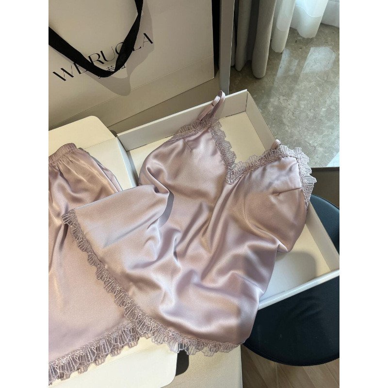 ชุดนอนผู้หญิงมีฟองน้ำในตัว ผ้าเย็น Ice Silk ชุดนอนสายเดี่ยวคอวี ชุดนอน 2 ชิ้น กางเกงขาสั้น ระบายอากาศ ใส่สบาย ชุดอยู่บ้านผู้หญิง ชุดนอนใส่สบาย ชุดนอนหน้าร้อน ชุดนอนผ้าเย็น สามารถใส่ออกนอกบ้านได้ เสื้อสายเดี่ยวมีฟองน้ำในตัว ขนาดใหญ่ สไตล์เกาหลี เหมาะสำหรับ