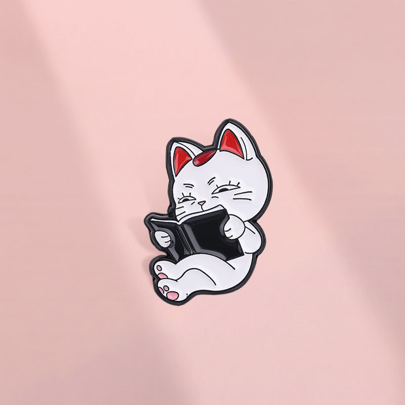 Dandadan Turbo Granny อ่านแมวเคลือบเข็มกลัด Pin อะนิเมะ Dandadan สีขาวลูกแมว Lapel Pin สําหรับกระเป๋