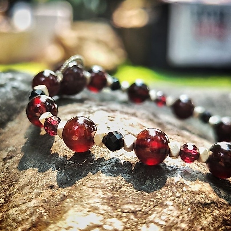กำไลหินมงคล✨​หินแห่งชัยชนะ Garnet & Onyx ✨กำไลหิน Garnet สีแดงเชอรี่ Onyx​ และแต่งด้วย Rhodolite​ Ga