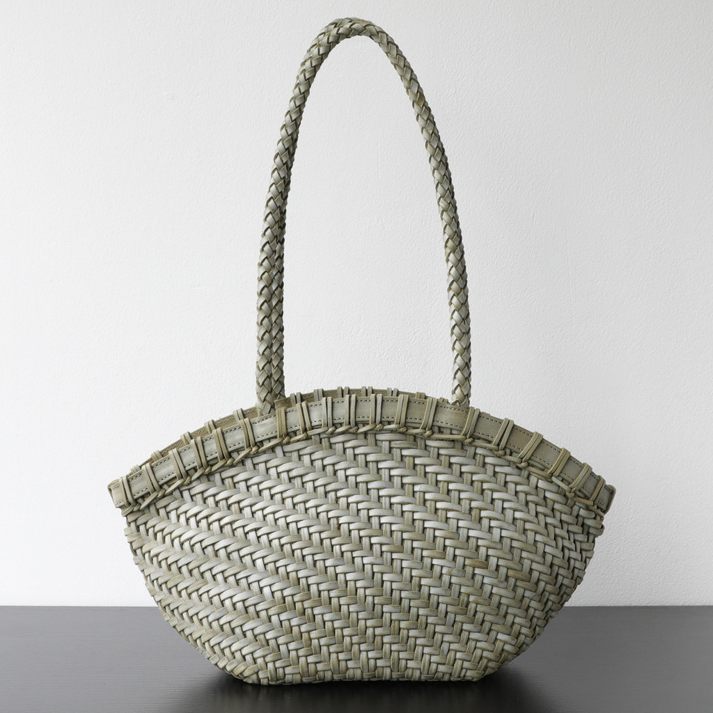 ของแท้หนังหญิงกระเป๋าทอมือหมอกผัก Tlain Cowhide Tote กระเป๋าวันหยุดสไตล์ Shell Shape One-Shoulder