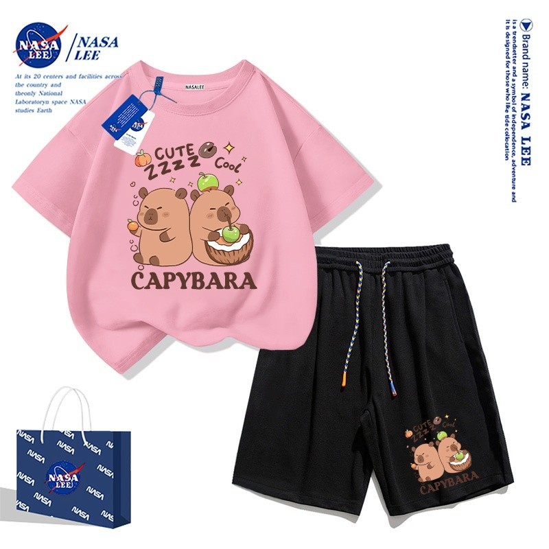 【จัดส่งไทย】2ชิ้น TIMI NASA เสื้อยืดแขนสั้นลายทางสีน้ำเงิน-ขาว พร้อมกางเกงขาสั้นน่ารักลายคาปิบารา ชุดสองชิ้นสำหรับเด็กชาย