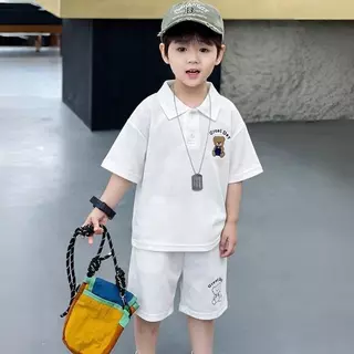 เสื้อโปโลเด็ก: เสื้อยืดแขนสั้น + กางเกงขาสั้น สไตล์เกาหลี ลายหมีการ์ตูนน่ารัก ทันสมัย ​​น้ำหนักเบา และระบายอากาศได้