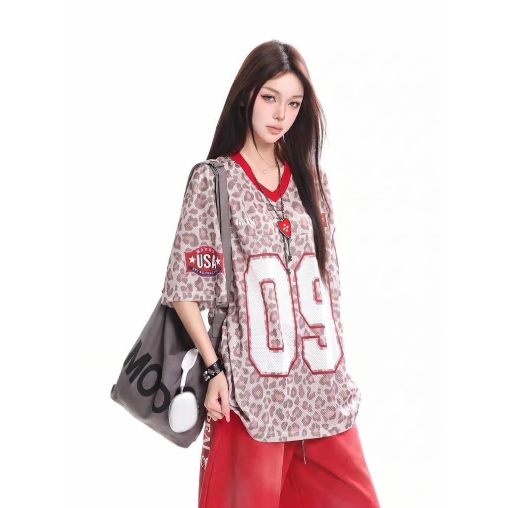 Suikone เสื้อยืดผู้ชายแขนสั้นสไตล์อเมริกันวิทยาลัยสไตล์คอวีเสือดาวพิมพ์เสื้อ unisex — صورة 3