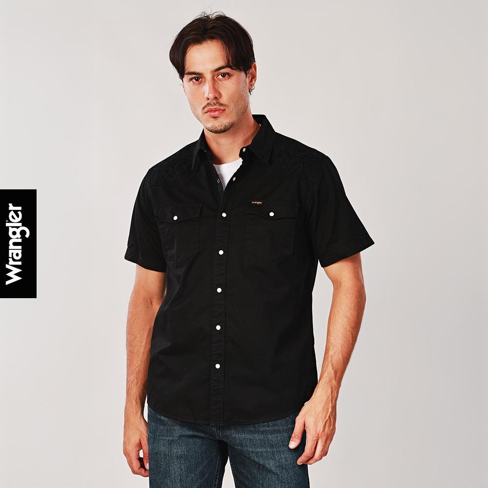 WRANGLER เสื้อเชิ้ตแขนสั้นผู้ชาย คอลเลคชั่น Wrangler Legends รุ่น WR S226MSHSN15 สีดำ