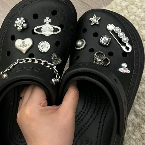 jibbitz crocs ของแทั จิบบิท เหมาะสําหรับรองเท้าอุปกรณ์เสริมรองเท้าตกแต่งรองเท้าดอกไม้รองเท้าหัวเข็มข