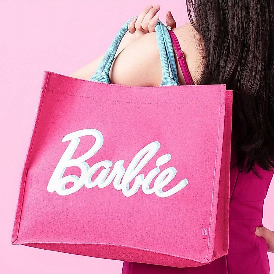 MINISO  ซีรีส์กระเป๋าโท้ท Barbie Sun Glow (ชมพูผสม) ทันสมัย จุของได้เยอะ ดูเก๋ ขนาด 36 ซม. × 18 ซม. × 31.5 ซม.