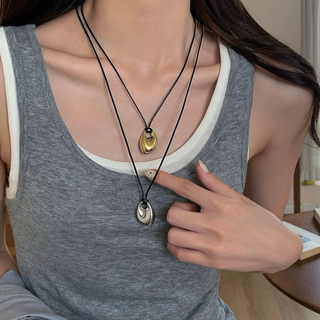 Naza สไตล์เดียวกัน Golden Peas สร้อยคอเชือกสีดําผู้หญิงฤดูร้อนยาว Halter อุปกรณ์เสริม Minimalist จี้