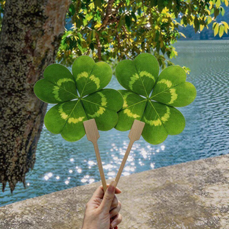 ร้านแนะนํา Four-Leaf Clover พัดลม Pu แบบพกพา Sky พัดลม Pu ขนาดเล็กหญิงแบบพกพา Hand-Cranked พัดลมมูลค่าสูงอุปกรณ์ประกอบฉากภาพกลางแจ้ง 5.31
