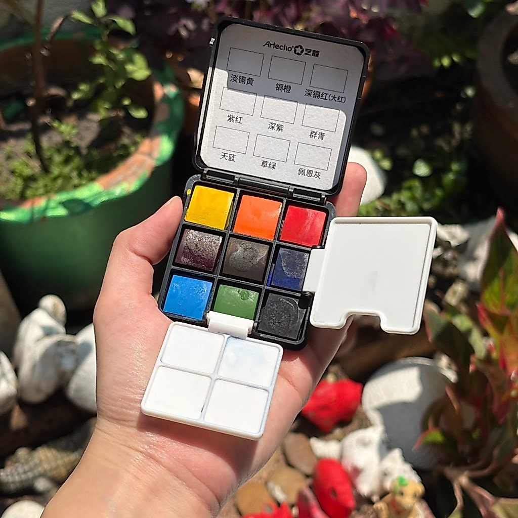 กล่องสีน้ำ 9 สี ขนาดจิ๋ว มีจานสีและถังน้ำในตัว