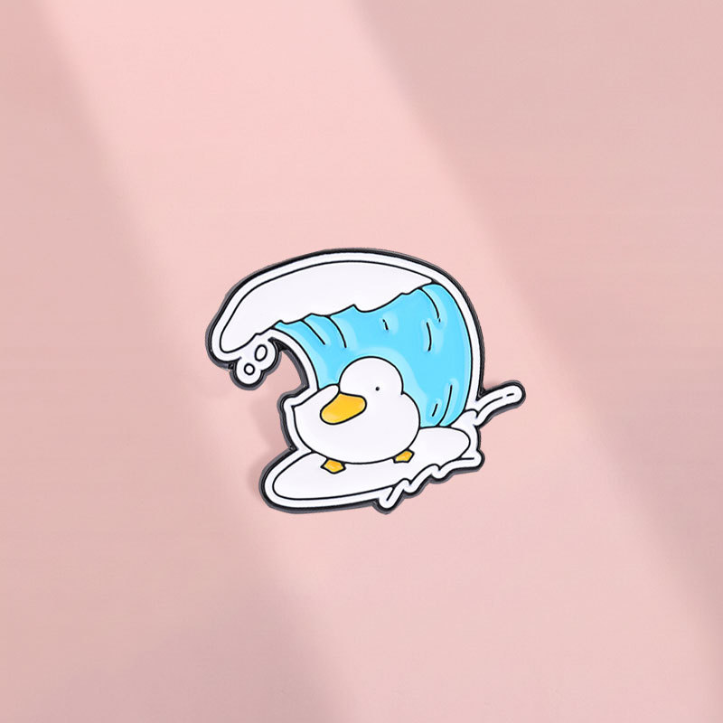 น่ารักท่องเป็ดสีขาวลงเข็มกลัดเคลือบ Pin Kanagawa Wave เป็ด Lapel Pin สําหรับกระเป๋าเป้สะพายหลังเสื้อผ้าอุปกรณ์เสริมของขวัญสําหรับเป็ดและมหาสมุทรคนรัก