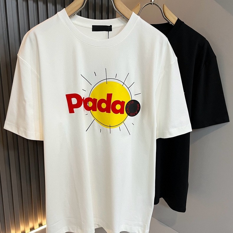 Prada Prada ผู้ชายผู้หญิงสไตล์ใหม่สไตล์คลาสสิกหลวมสีผ้าฝ้ายแท้เสื้อสวมหัวรอบคอ Slim-fit High-end ฤดู