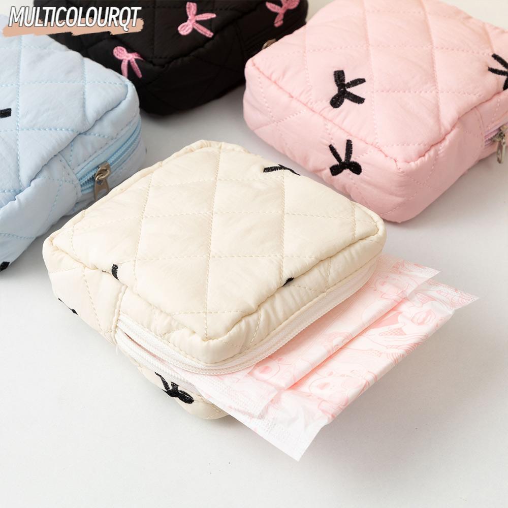 MULTICOLOURQT กระเป๋าแต่งหน้าขนาดเล็ก, โบว์ผ้าฝ้ายผ้าอนามัย Organizer กระเป๋า, Quilted Coquette พวงกุญแจหูฟังกระเป๋าใส่เหรียญ