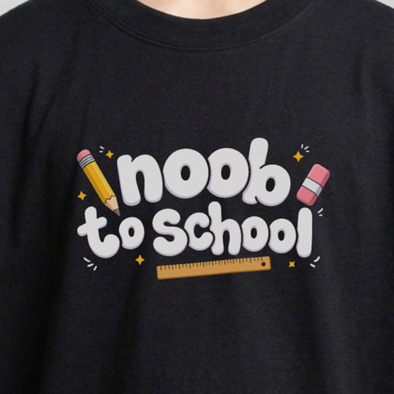 เสื้อยืดคอกลมแขนสั้นผ้าฝ้ายแท้สำหรับทุกเพศ ลายกราฟิกสนุกๆ "Noob to School" (มีไซส์ตั้งแต่ 100 ซม. – 5XL)