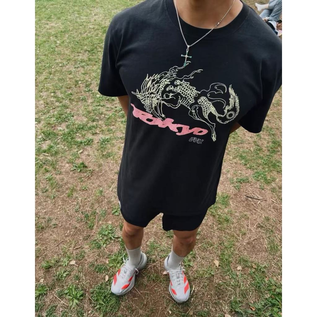 เสื้อยืดแขนสั้น UVU 2026 Tokyo Limited สไตล์สีดํา