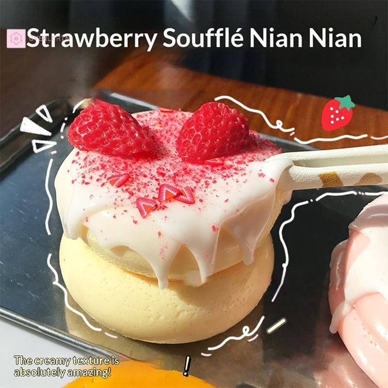 [GRL] สตรอเบอร์รี่ Souffle Squishy ของเล่นเนื้อครีมนุ่มและอาหารสมจริงดูที่สมบูรณ์แบบสําหรับความเครียดบรรเทาเด็กของขวัญตกแต่งโต๊ะ [TH]