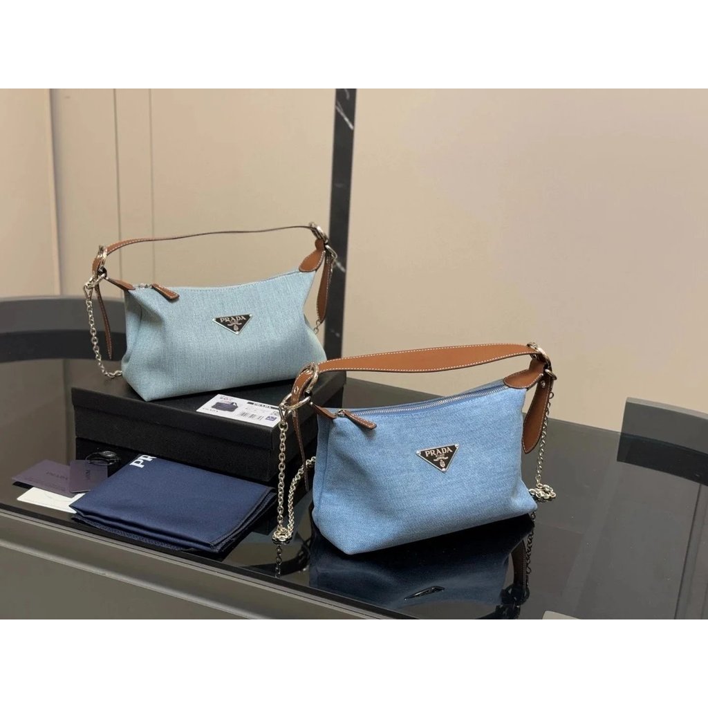 Prada กระเป๋าถือผู้หญิง ทรงฮิต ผ้ายีนส์ hobo ใต้แขน ใส่อาหารกลางวัน เบนโตะ ทรงขนมจีบ สายโซ่สะพายไหล่