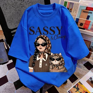 TEE·SHOP🍀เสื้อยืด oversize เสื้อเท่ๆ เกาหลี " ‘Sassy & Classy’ Girl & Cat " ไม่หดตัว พิมพ์ลาย ผ้านิ่มใส่สบาย COD 📦