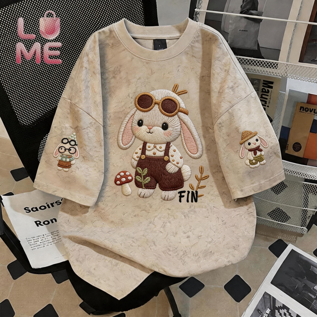 LUME🎀 (จัดส่งในกรุงเทพฯ) COD✅ เสื้อแฟชั่นผู้หญิง oversize ผ้าฟอกวินเทจ เสื้อผิวเรียบเนียน ลาย “ Rabbit Embroidery "
