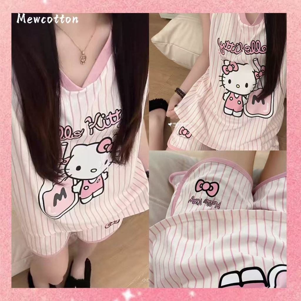 สีชมพูน่ารักสไตล์ใหม่กางเกงขาสั้นแขนกุดลําลอง Hello Kitty ชุดนอนผู้หญิงแฟชั่นฤดูร้อนลายเส้นแนวตั้ง ชุดลําลอง
