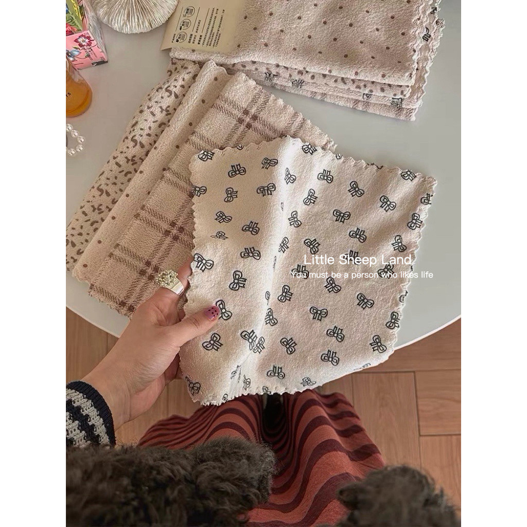 ผ้าเช็ดโต๊ะ แผ่นรองจาน ผ้าเช็ดโต๊ะ เช็ดมือ เช็ดจาน ผ้าอเนกประสงค์🧺  ผ้าสักหลาดปะการัง ดูดซับน้ำได้ดี พร้อมส่ง