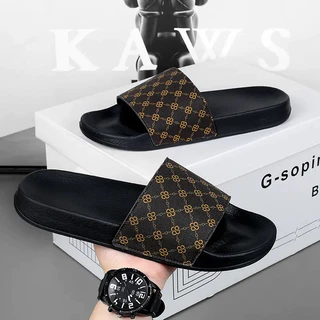 39-45 รองเท้าแตะผู้ชาย แฟชั่น สไตล์ใหม่ รองเท้าแตะกลางแจ้ง เหมาะสําหรับการผ่อนคลายในช่วงฤดูร้อนและกีฬา ระงับกลิ่นกาย พื้นนิ่ม กันลื่น แฟชั่นเกาหลี มีไซส์
