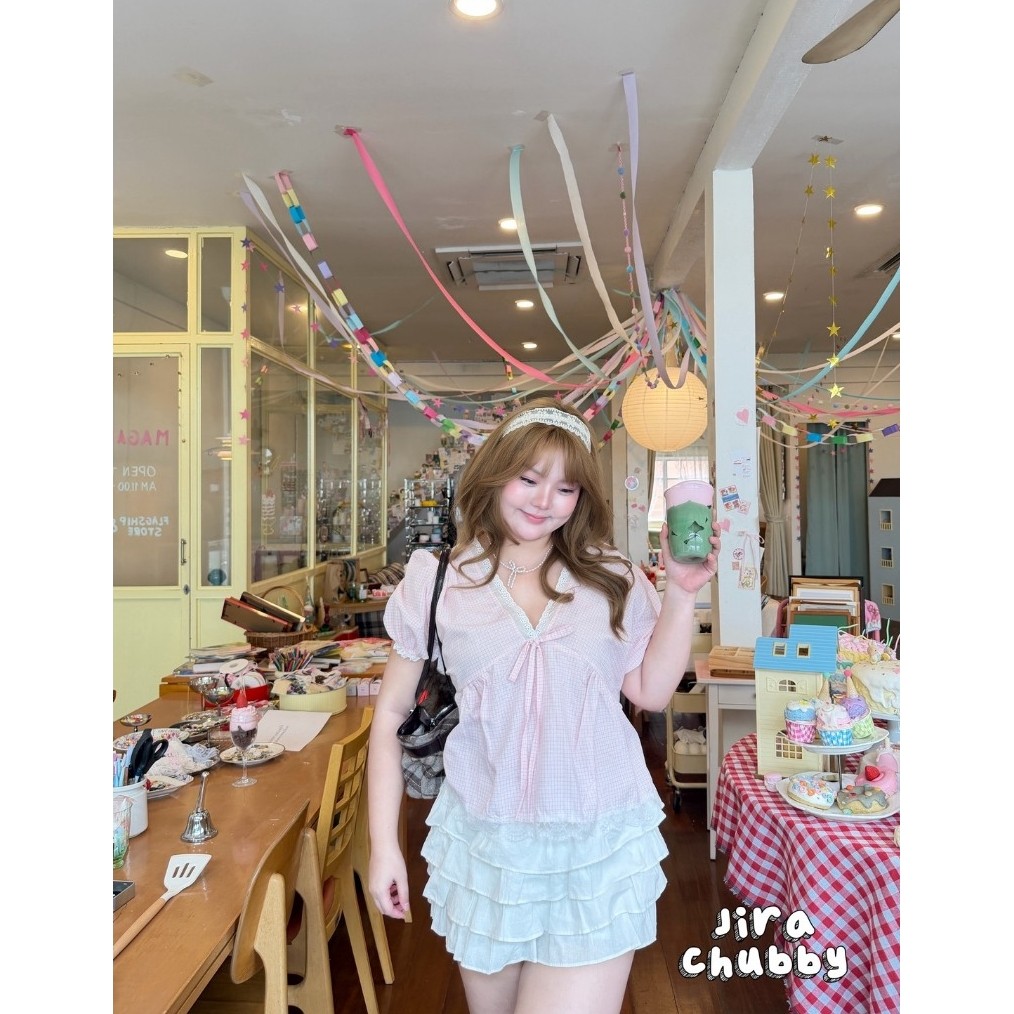 Lacy Check - เสื้อคอวีลายสก็อต แต่งลูกไม้ฉลุ แขนตุ๊กตา อกฟนรไซส์ 38-50 นิ้ว เสื้อสาวอวบ