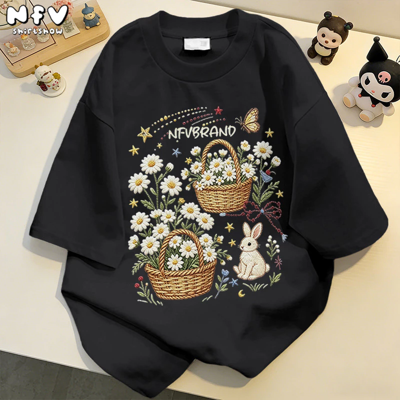 【จัดส่งตลอด 24 ชั่วโมง】NFV แฟชั่นเกาหลี🌈ระบายอากาศ ใส่สบาย เสื้อยืดแขนสั้นคอกลม ทรงหลวม ลายพิมพ์การ์ตูน อ่อนนุ่ม YG6272