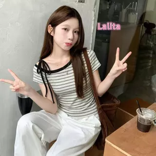 Lalita ส่งไวจากไทย เสื้อยืดผู้หญิง ปาดไหล่ ลายทางขาวดำ แขนสั้น หวานละมุน สไตล์เกาหลี