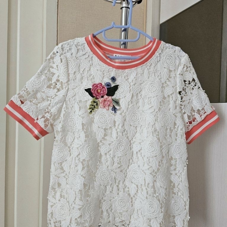 ลูกไม้ด้านบน/โบรเคด rimini ขนาดใหญ่ PRELOVED/USED