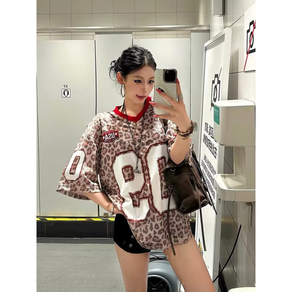 Suikone เสื้อยืดผู้ชายแขนสั้นสไตล์อเมริกันวิทยาลัยสไตล์คอวีเสือดาวพิมพ์เสื้อ unisex — صورة 7