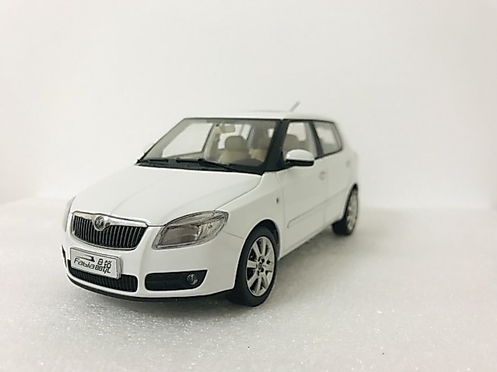 1: 18 โรงงานเดิม Skoda fabia Skoda fabia โมเดลรถโลหะผสมเก่าสีขาว