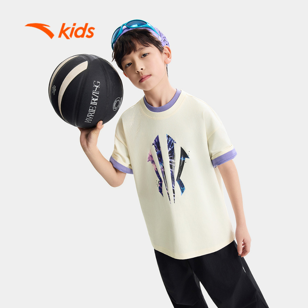 Anta Kids Kyrie Irving เสื้อยืดบาสเก็ตบอลสําหรับเด็กผู้ชาย เสื้อยืดกีฬาบาสเก็ตบอล KAI 3526B1177
